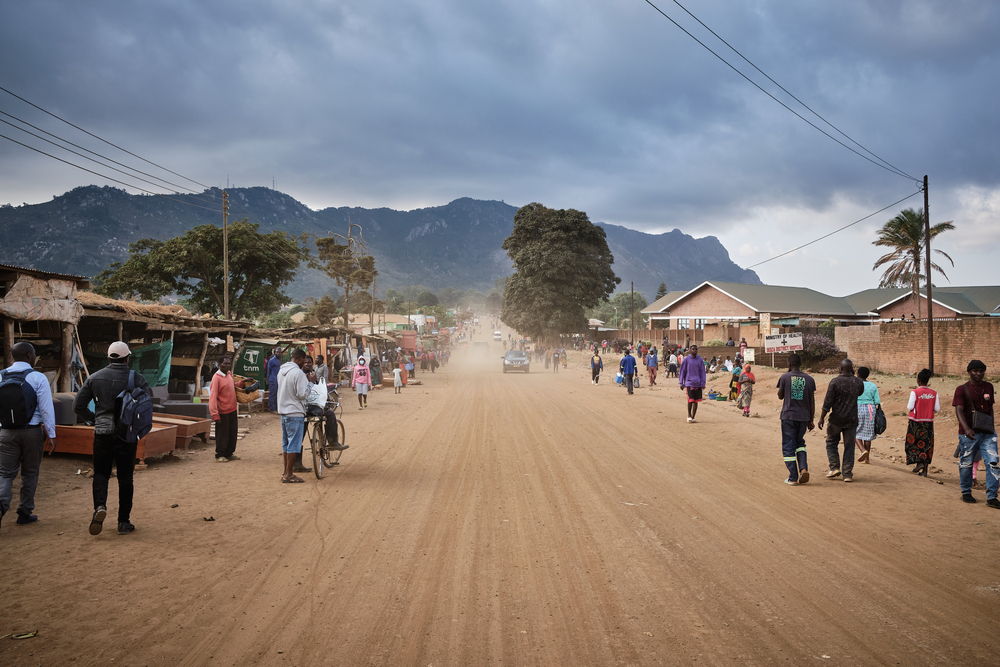 In this avenue of Dedza are the bars where women engaged in sex work come every night to look for clients. Photographer: Diego Menjibar | Location: Malawi |Date:13/10/2023