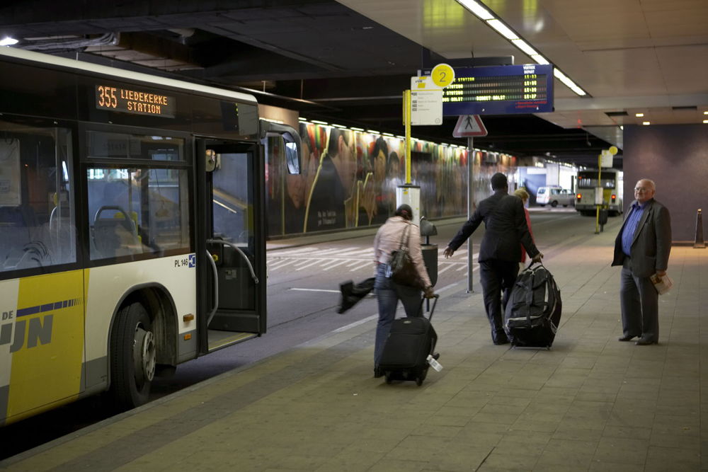 De eindhalte van een bus onder het station Brussel Noord.