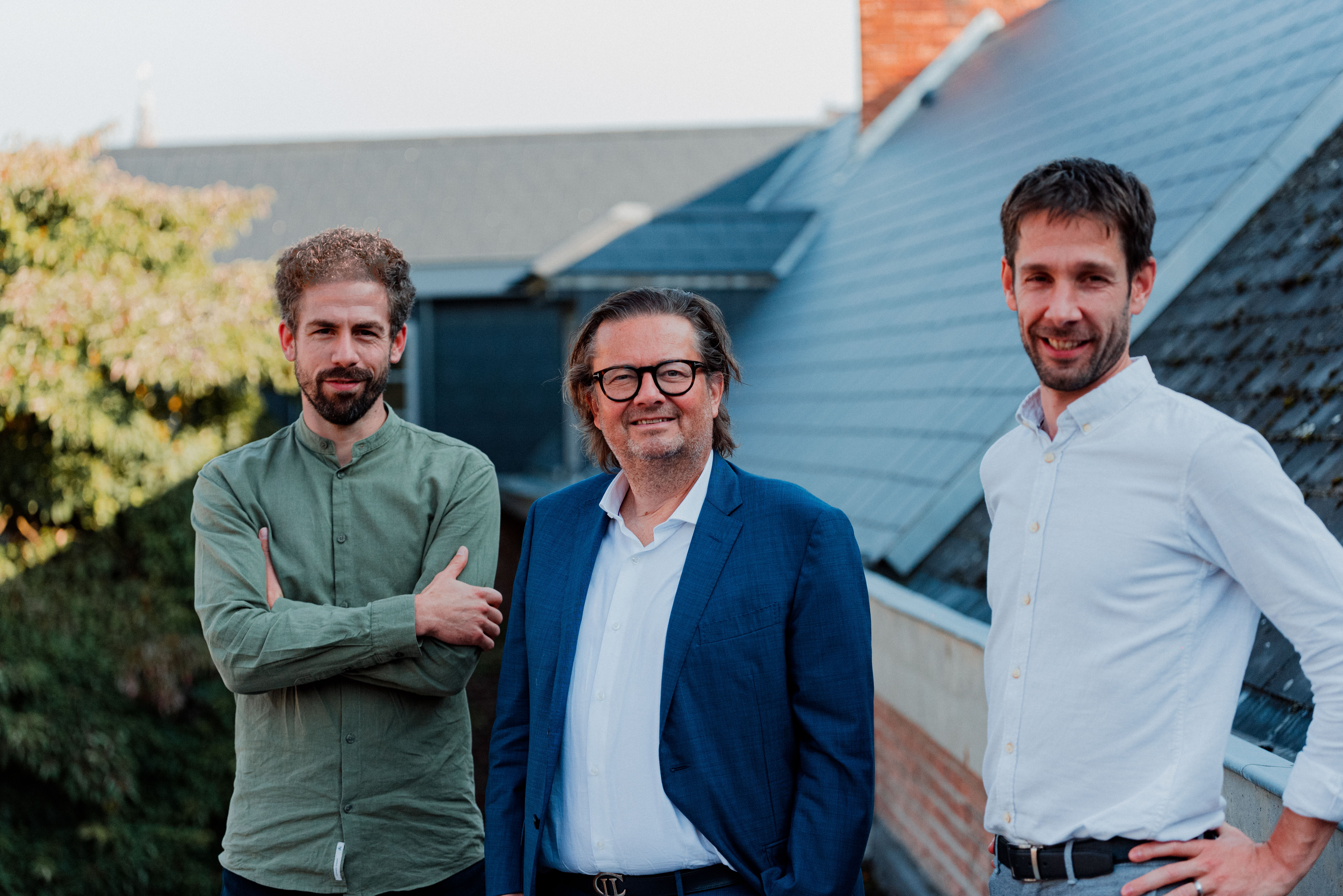 Sander Van den dries en Wouter Foulon, co-founders van Comate, met Marc Coucke 