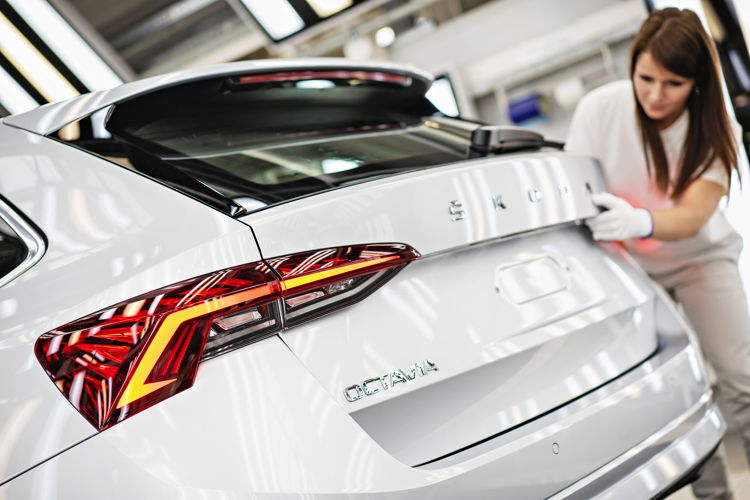 The new OCTAVIA rolls off the assembly line in production
hall M13 at ŠKODA’s headquarters in Mladá Boleslav.
ŠKODA built the first modern-day OCTAVIA there more
than 20 years ago.