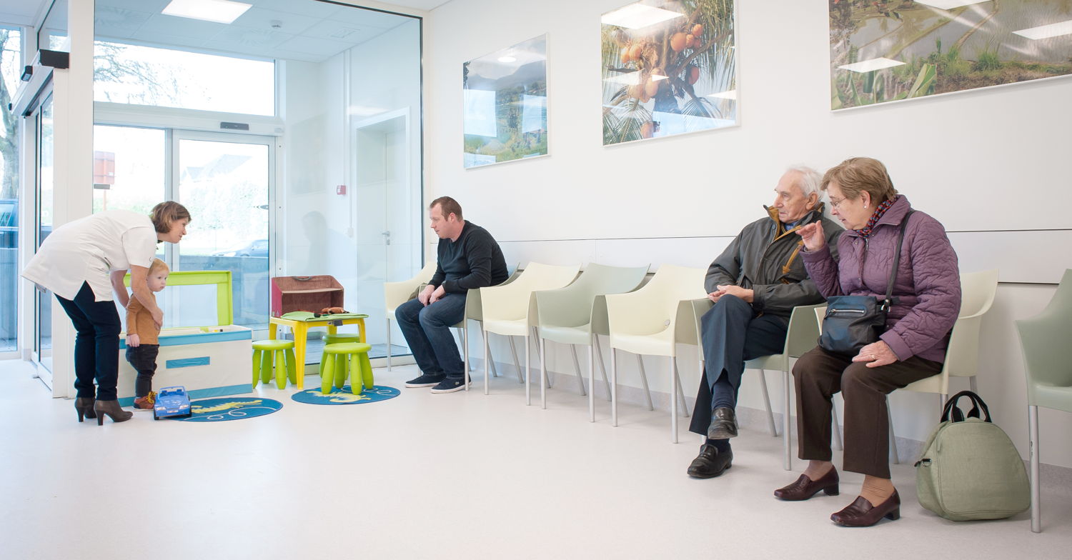 Wachtzaal in de nieuwe Polikliniek Dilbeek - Fotograaf: Bart Moens
