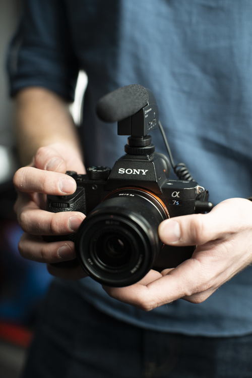 The MKE 400 is a very compact and lightweight on-camera microphone – and the perfect companion for your DSLR or DSLM The MKE 400 is a very compact and lightweight on-camera microphone – and the perfect companion for your DSLR or DSLM