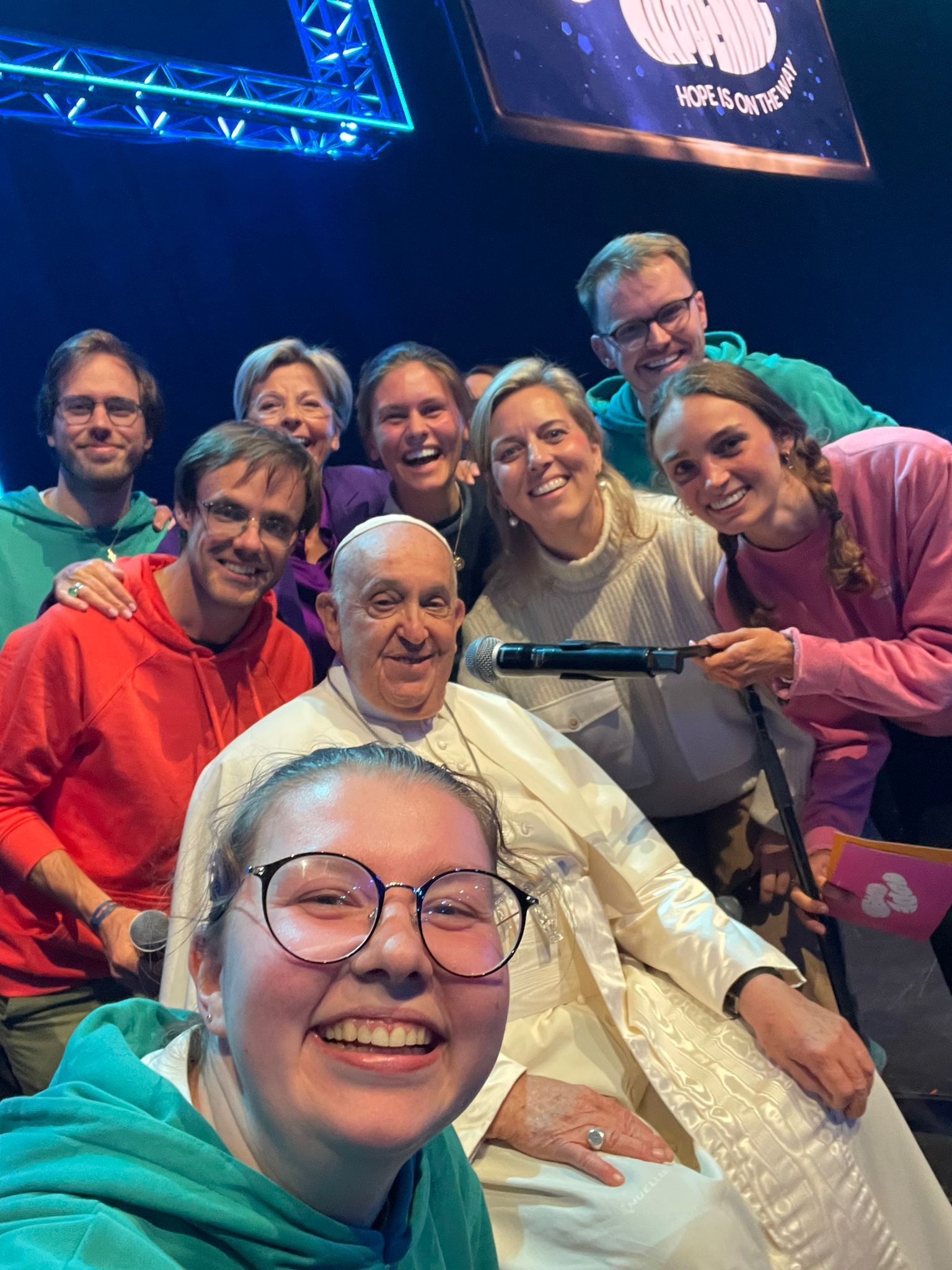 Paus Franciscus maakt selfie met de jongeren op de Heizel tijdens Hope Happening