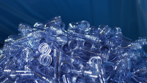 evian® vernieuwt zijn aanpak in het gebruik van plastic om een volledig circulair merk te worden tegen 2025