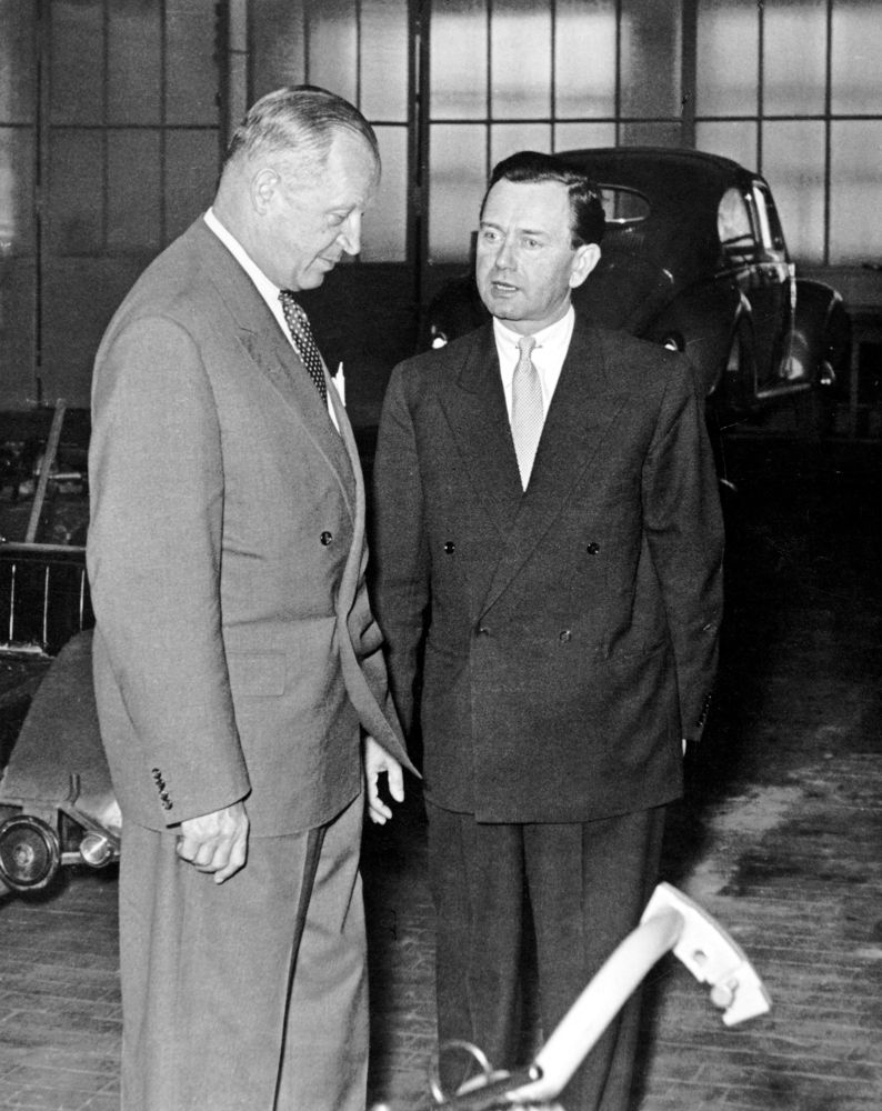1948. En septiembre Ferry Porsche (der.) negocia un contrato con Heinrich Nordhoff, gerente director Volkswagenwerk GmbH
