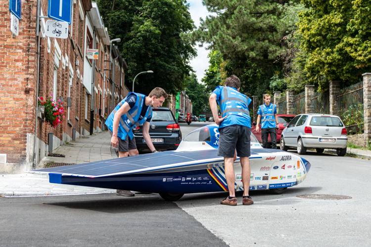 De BluePoint Atlas, de negende Belgische zonnewagen rijdt in centrum Leuven