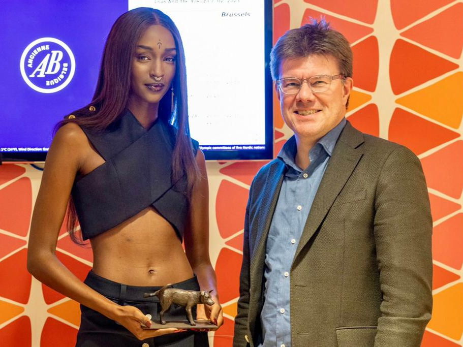 Sven Gatz remet un Zinneke de Bronze à Lous and The Yakuza