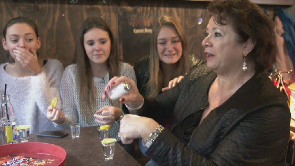 Oma Rita verrast kleindochter en studente Magalie
