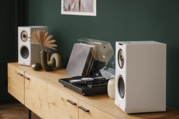 De hoogwaardige actieve STEREO M 2 boekenplankspeakers streamen muziek via AirPlay 2, Chromecast en direct via Spotify 