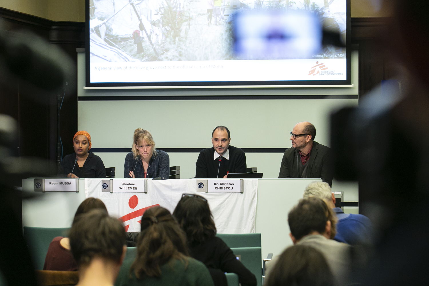 Dr. Christos Christou, projectcoördinator Caroline Willemen en Reem Mussa tijdens de persconferentie in Brussel