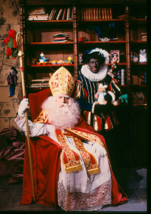 Hij komt, hij komt!  - Staatsieportret van de Sint - (c) VRT - Sylvester Productions