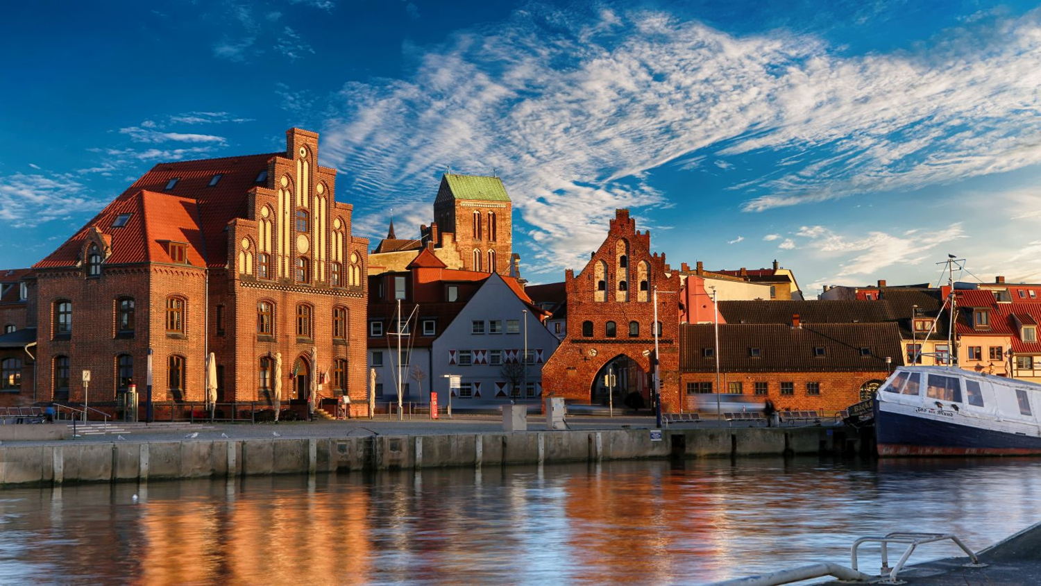 Wismar: old harbour with Wassertor (c) TZ Wismar
Dock 30