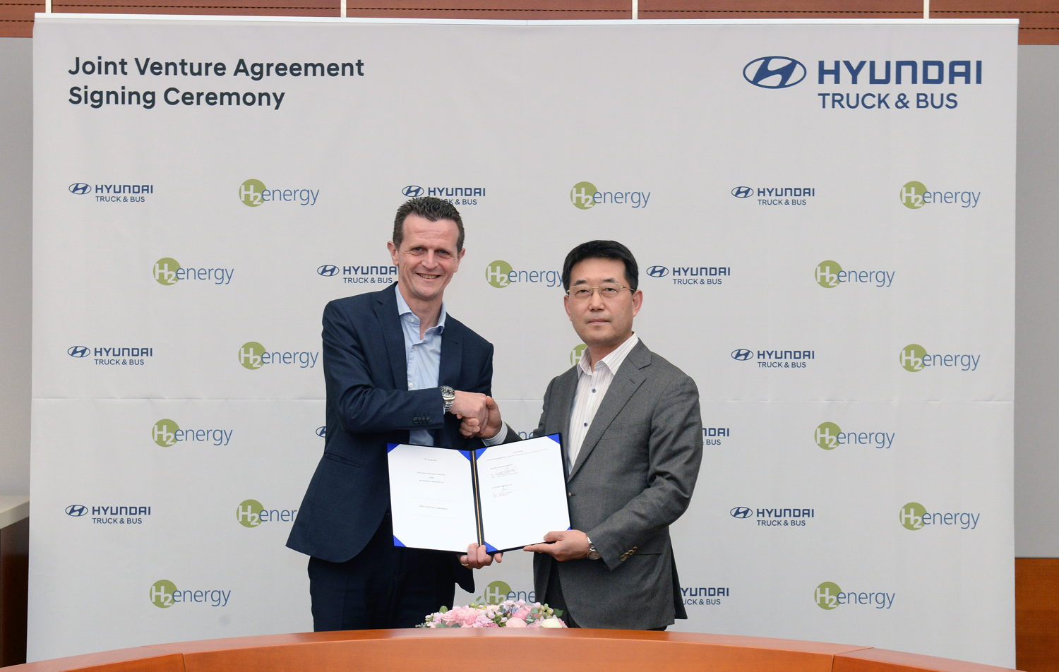 (v.l.n.r.) H2 Energy Chairman Rolf Huber / Cheol Lee, Executive Vice President and Head of Commercial Vehicle Division at Hyundai Motor