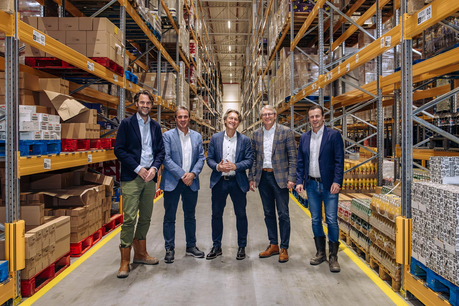 De gauche à droite : Cedric Montanus et Hylcke Okkinga (directeurs de Montea Nederland), John van den Berg (directeur opérationnel de Lekkerland Nederland), Hendrik Metz (responsable du support logistique de Lekkerland Nederland) et Pieter Remmers (directeur- propriétaire de Remmers Bouwgroep) dans le centre de distribution Lekkerland à Waddinxveen.