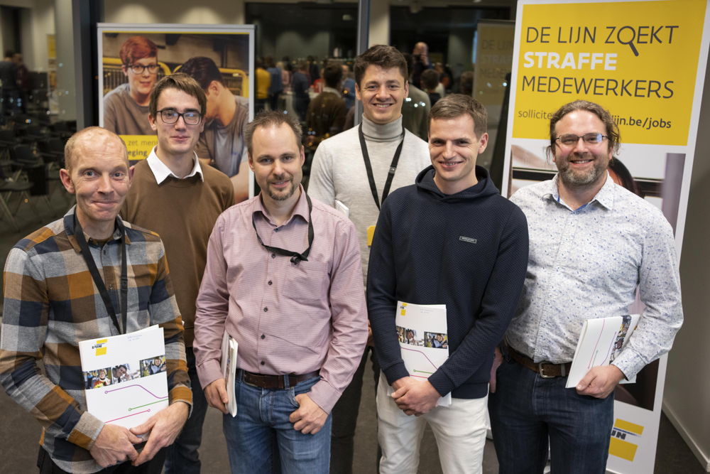 Van links naar rechts: Dave Meynaerts (De Lijn 3de plaats), Merten Fermont (student 1ste plaats), Kelly De Koninck (professional 1ste plaats), Christophe Bourgeois (student 3de plaats), Wim Vermeylen (De Lijn 2de plaats), Stefaan Van Slycken (professional 2de plaats)
Foto: Stefaan Van Hul