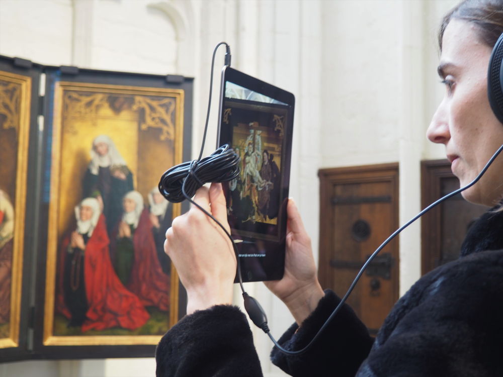 De digitale beleving legt een virtuele laag op de kunstschatten van de kerk (c) Andy Merregaert