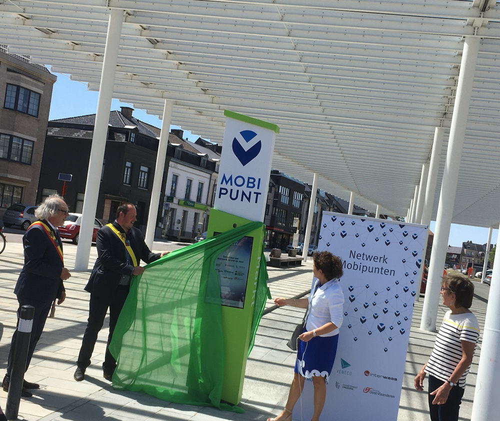 Onthulling van de Mobipuntzuil met vlnr: burgemeester Lieven Latoir, schepen Tim De Groote, minister Lydia Peeters en gedeputeerde Riet Gillis