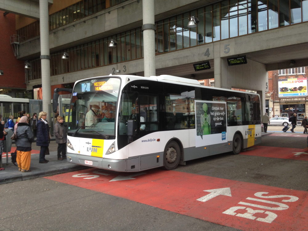De Lijn lanceert 35 wifibussen in Leuven, Hasselt, Genk en Turnhout. 
Foto: een wifibus in het busstation van Leuven.