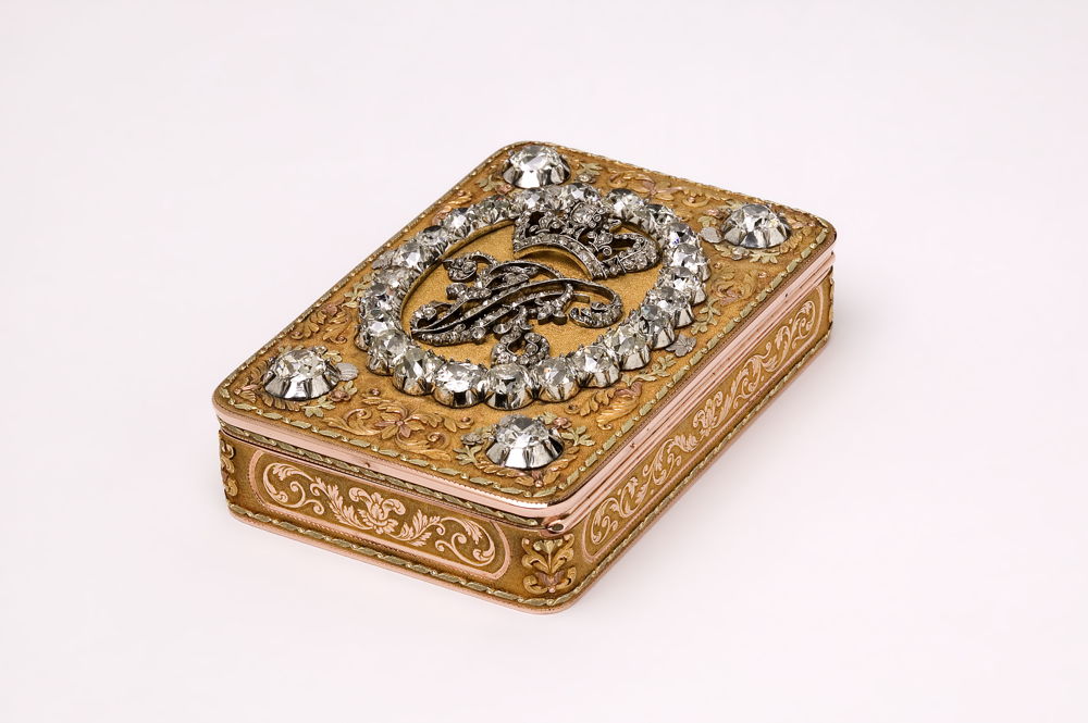 A gold snuffbox with a diamond monogram of Queen Victoria, Hanau, dated 24 September 1837 © the Rosalinde and Arthur Gilbert Collection, on loan to Victoria and Albert Museum, London 