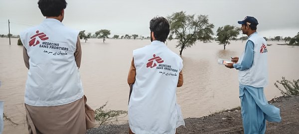 Los equipos de MSF proporcionan atención médica y distribuyen productos de primera necesidad a los afectados por las inundaciones en Pakistán