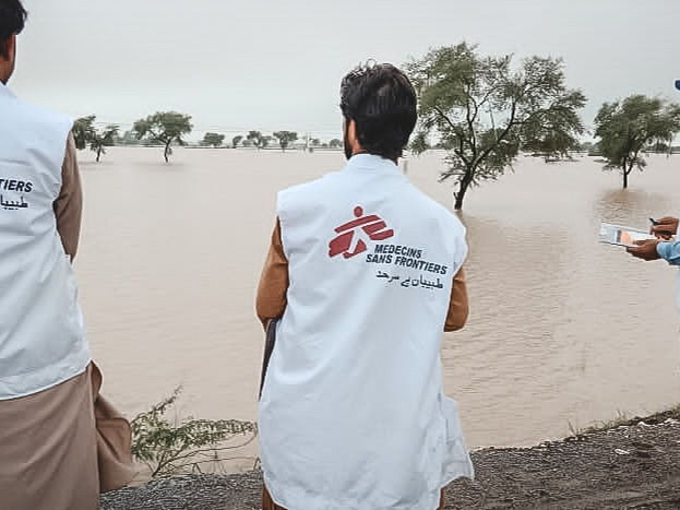 Los equipos de MSF proporcionan atención médica y distribuyen productos de primera necesidad a los afectados por las inundaciones en Pakistán