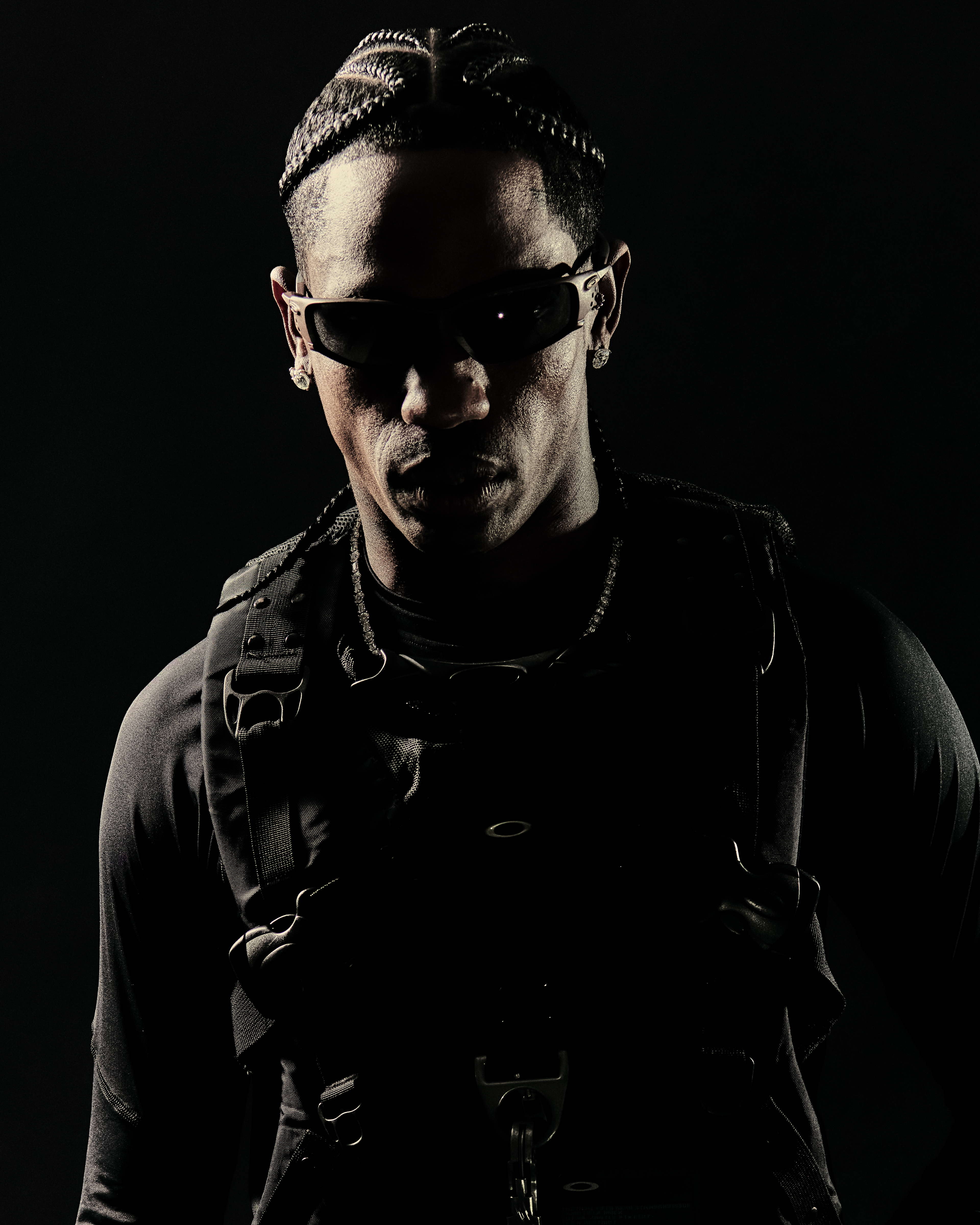 OAKLEY UTSER TRAVIS SCOTT TILL CHIEF VISIONARY, OCH TILLKÄNNAGER ETT FLERÅRIGT PARTNERSKAP FÖR ATT FÖRESTÄLLA OSS MORGONDAGEN FRÅN ETT NYTT PERSPEKTIV