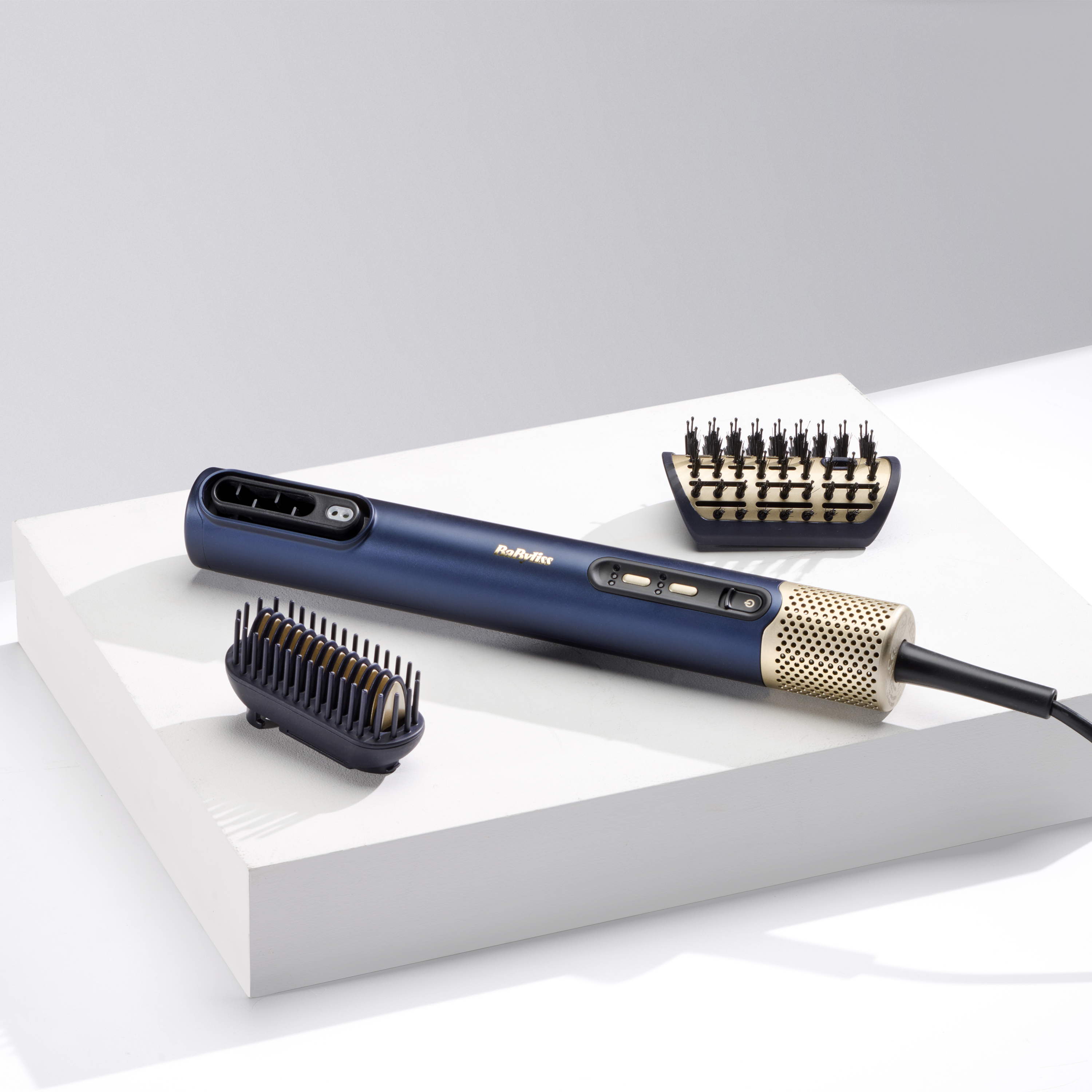 *De BaByliss Air Wand ​ is voor € 129,90 verkrijgbaar bij BaByliss.com, Fnac, Hifi, Krëfel, MediaMarkt en Vanden Borre.