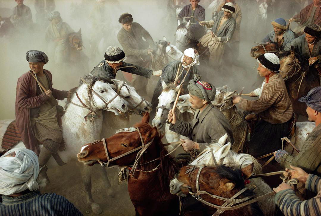 Une des photos célèbres des Michaud (en 1973) : la mêlée du Bozkashi, le sport national afghan. © Roland & Sabrina Michaud / akg-images