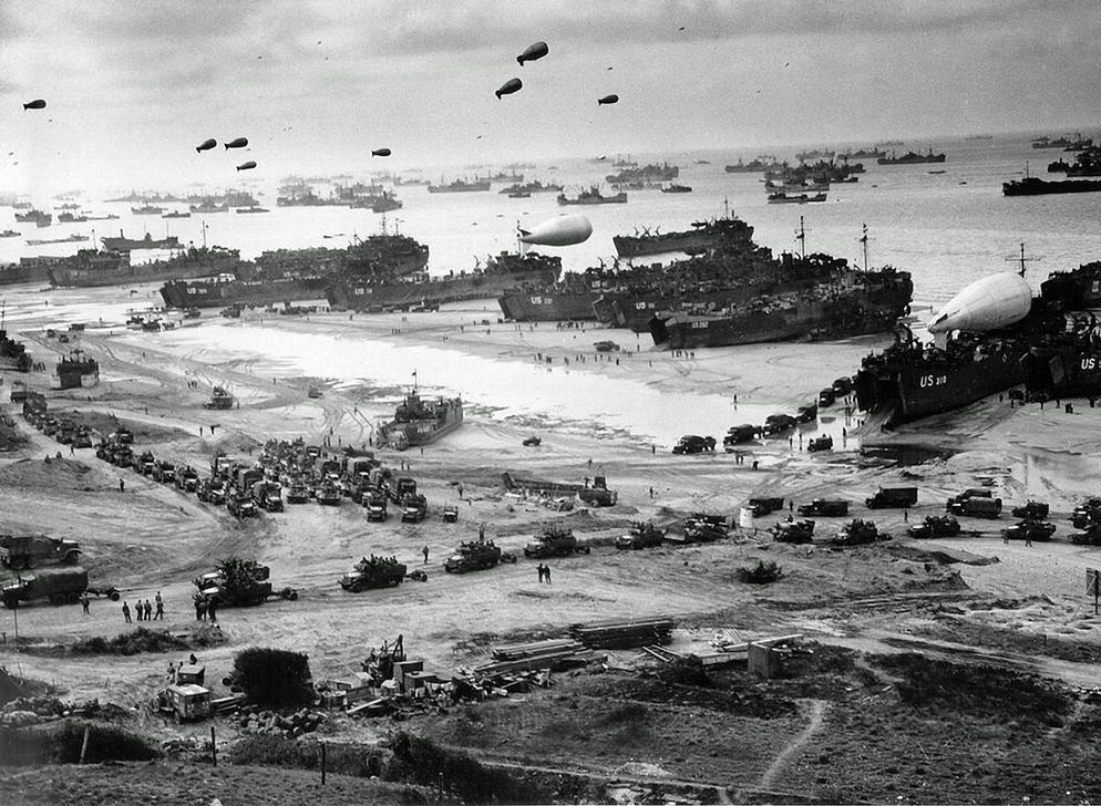 A large number of ships in front of Omaha Beach. 9th June 1944. They have been delivering troops, equipment and vehicles lining up to leave the beach. AKG3022315 © akg-images / ullstein bild
