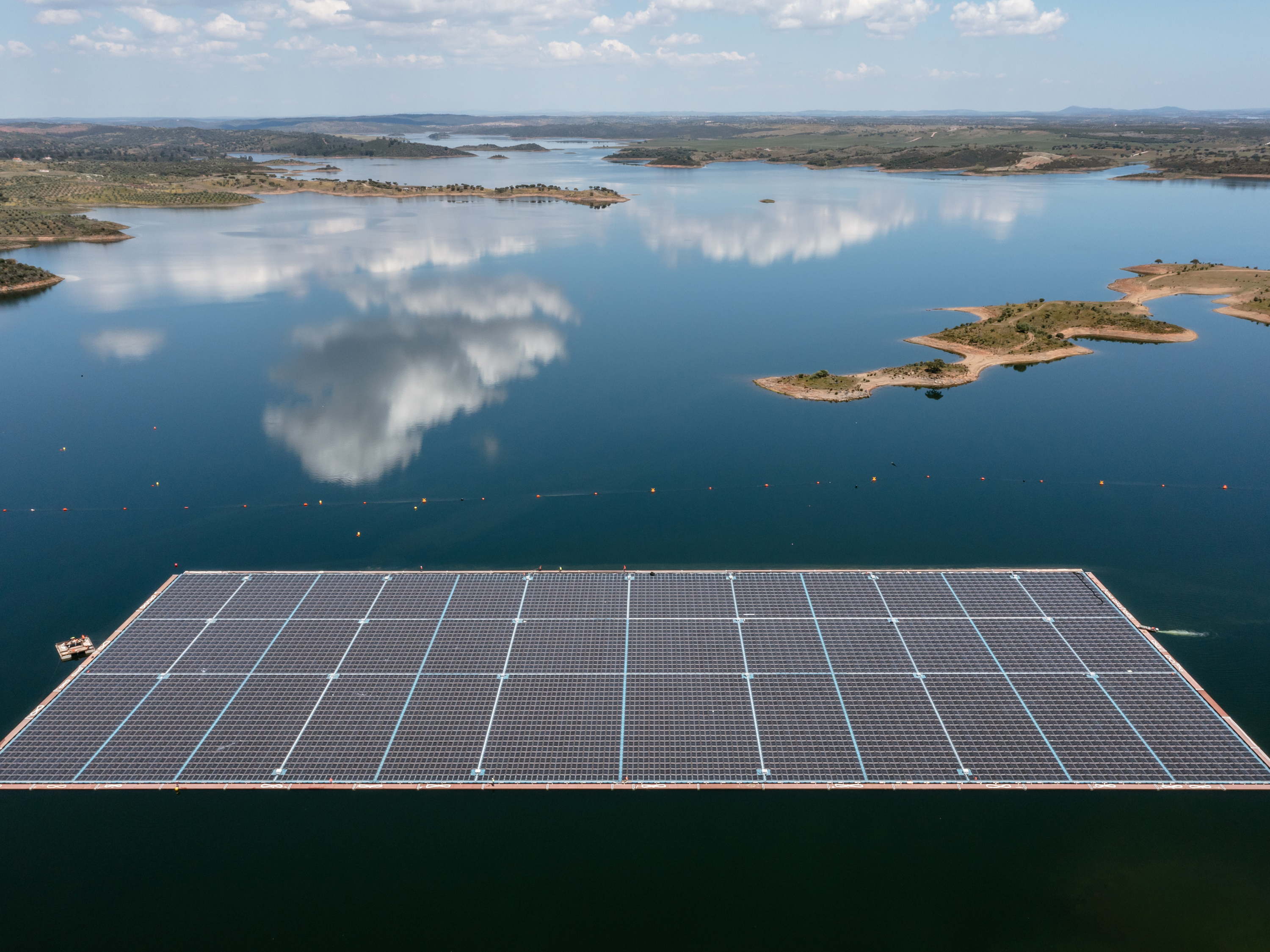 Floating solar park in Portugal wins European Sustainable Energy Award 