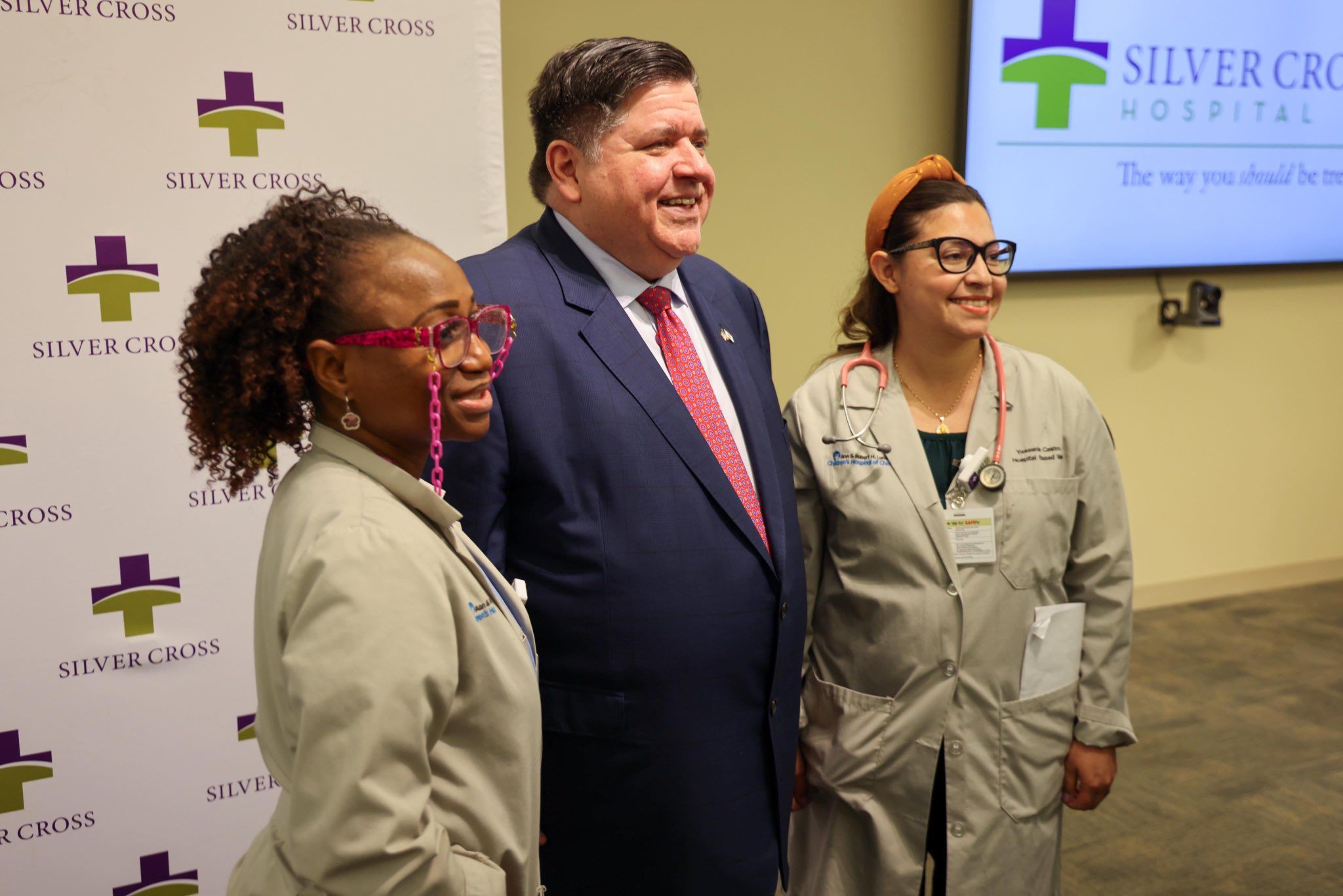 Gov. Pritzker poses with healthcare professionals in New Lenox.