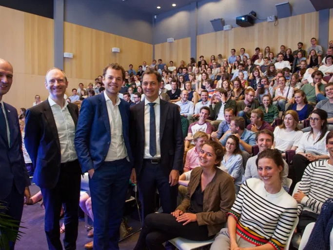 STUDENTEN GENEESKUNDE UGENT VOLGEN IN PRIMEUR TOEKOMSTCOLLEGE BIJ LIVING TOMORROW