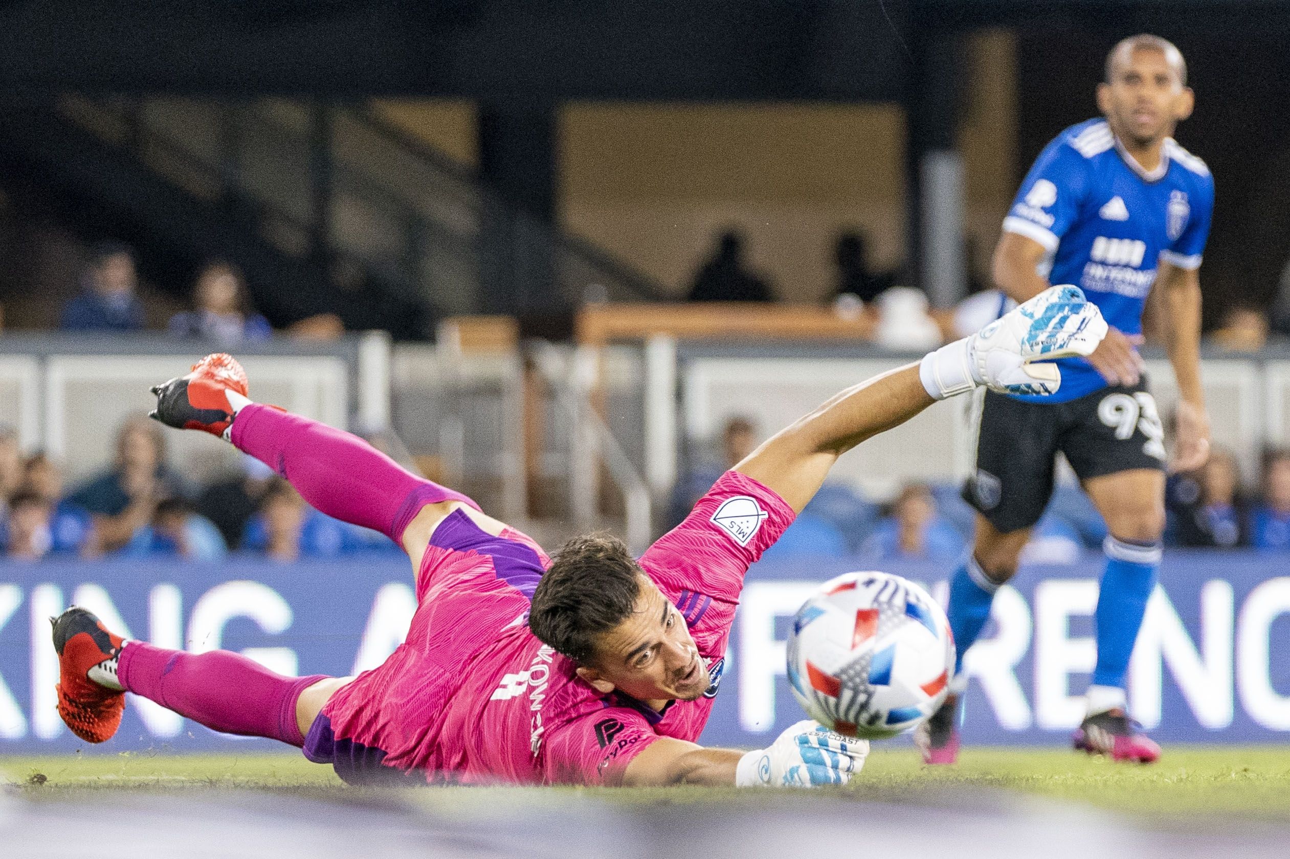Kyle Terada / USA TODAY Sports; Alpha 9 II, FE 70-200mm GM OSS, F2.8 GM, 162mm, 1/1600, f/2.8, ISO 5000; August 17, 2021; San Jose, California, USA; San Jose Earthquakes goalkeeper JT Marcinkowski (1) makes a save against the Minnesota United during the first half at PayPal Park.