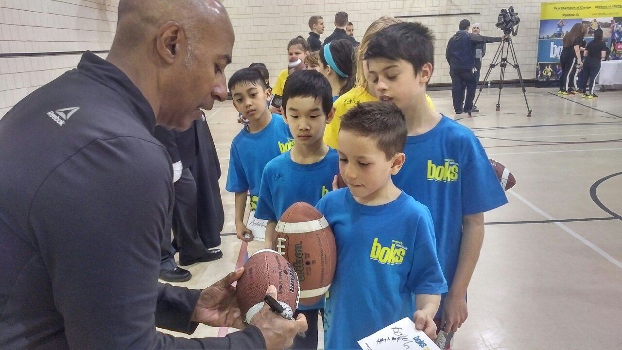Le commissaire Jeffrey Orridge a signé des autographes pour les élèves de l’École Centennial Community School