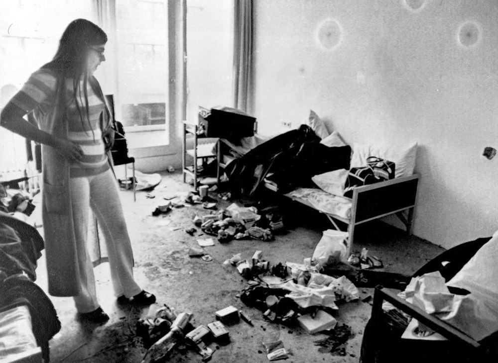 Archiefbeeld: Ankie Spitzer in 1972 in de kamer waar de gijzeling gebeurde - (c) KRO/NCRV