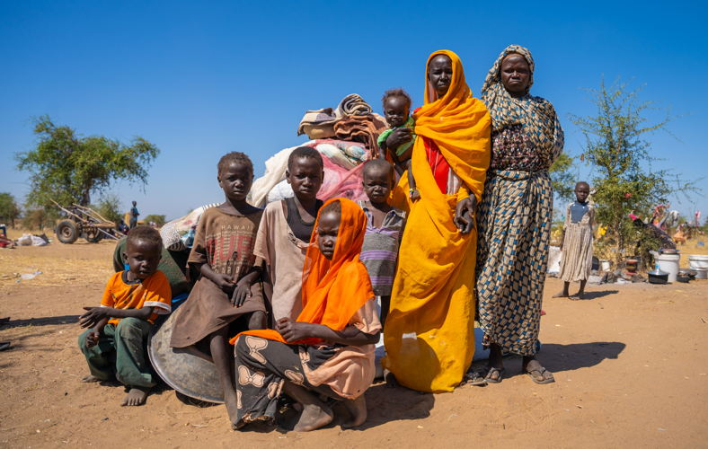 Batool Ali, een 27-jarige moeder van drie kinderen, is gestrand in Jerbana, een informele nederzetting van repatrianten en vluchtelingen uit Soedan, zonder onderdak of voedsel voor haar gezin. Ze kwam aan in Jerbana met haar uitgebreide familie, waaronder 10 kinderen. © Isaac Buay/MSF