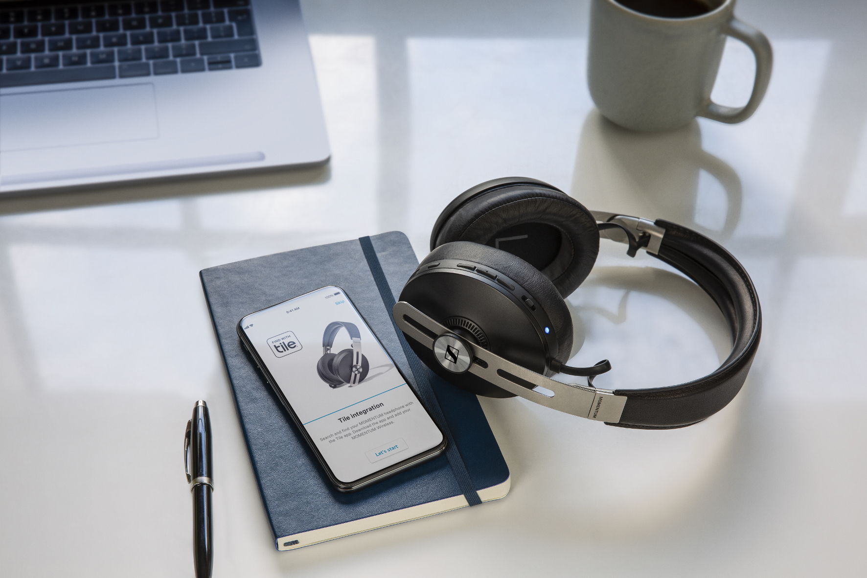 Effortlessly connected
Via a dedicated button, the MOMENTUM Wireless features one-touch access to voice assistants. Thanks to smart Tile technology, the headphones are almost impossible to misplace: The integrated Bluetooth tracker ensures you can find your headphones via the Tile app.