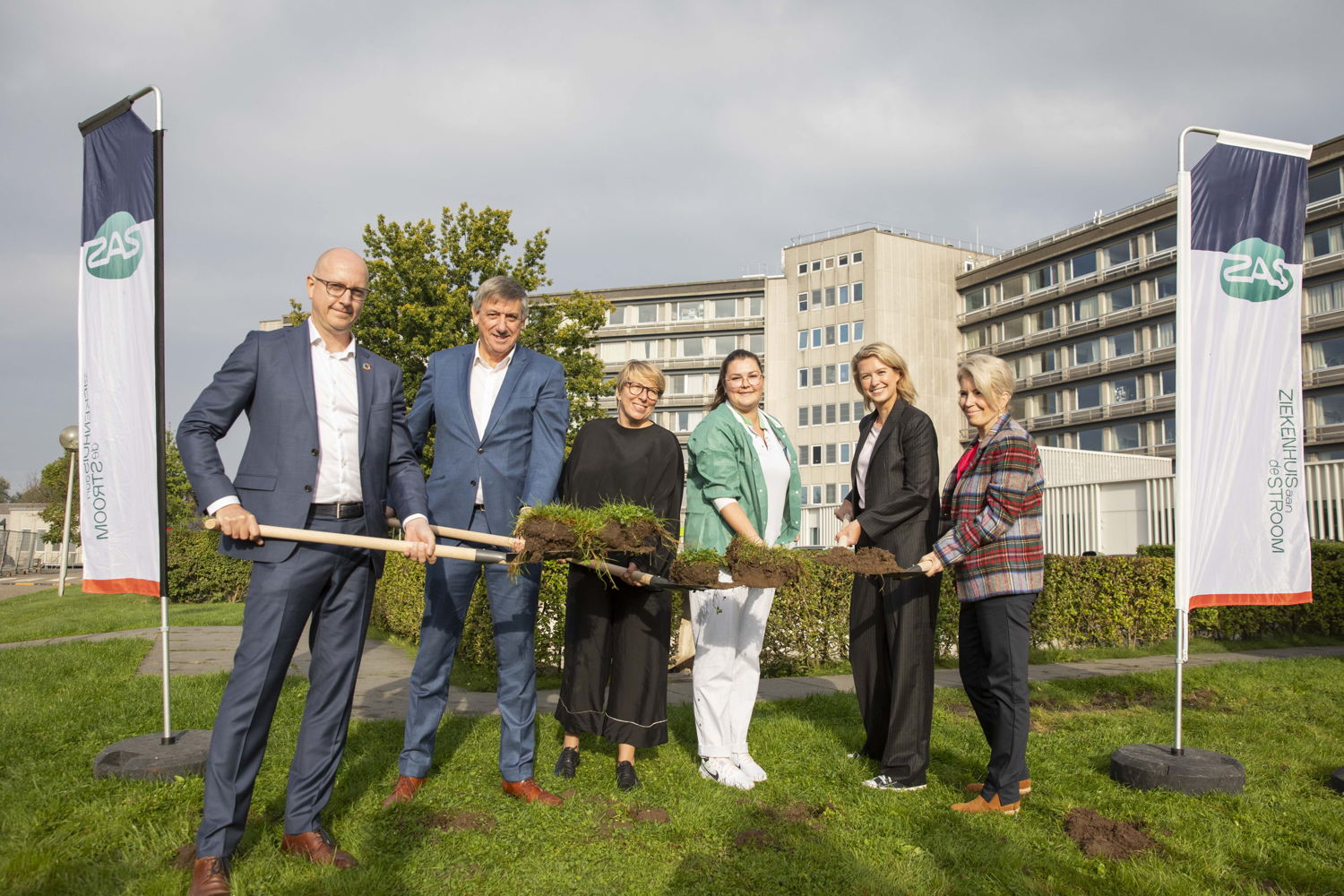 Eerste spadesteek aan ZAS Palfijn voor de werken aan de nieuwe voorbouw. V.l.n.r.: Tom Aelbrecht (Head of Sustainable Business Strategy bij Johnson &Johnson), Jan Jambon (voormalig Vlaams minister-president), Caroline Gennez (kersvers Vlaams minister van Welzijn),  Siska Van den Berg (adjunct-afdelingshoofd verpleegafdeling Ortho-Geriatrie ZAS Palfijn), Els van Doesburg (voorzitter raad van bestuur ZAS) en Willeke Dijkhoffz (CEO ZAS). (Foto: ZAS / Dirk Kerstens)
