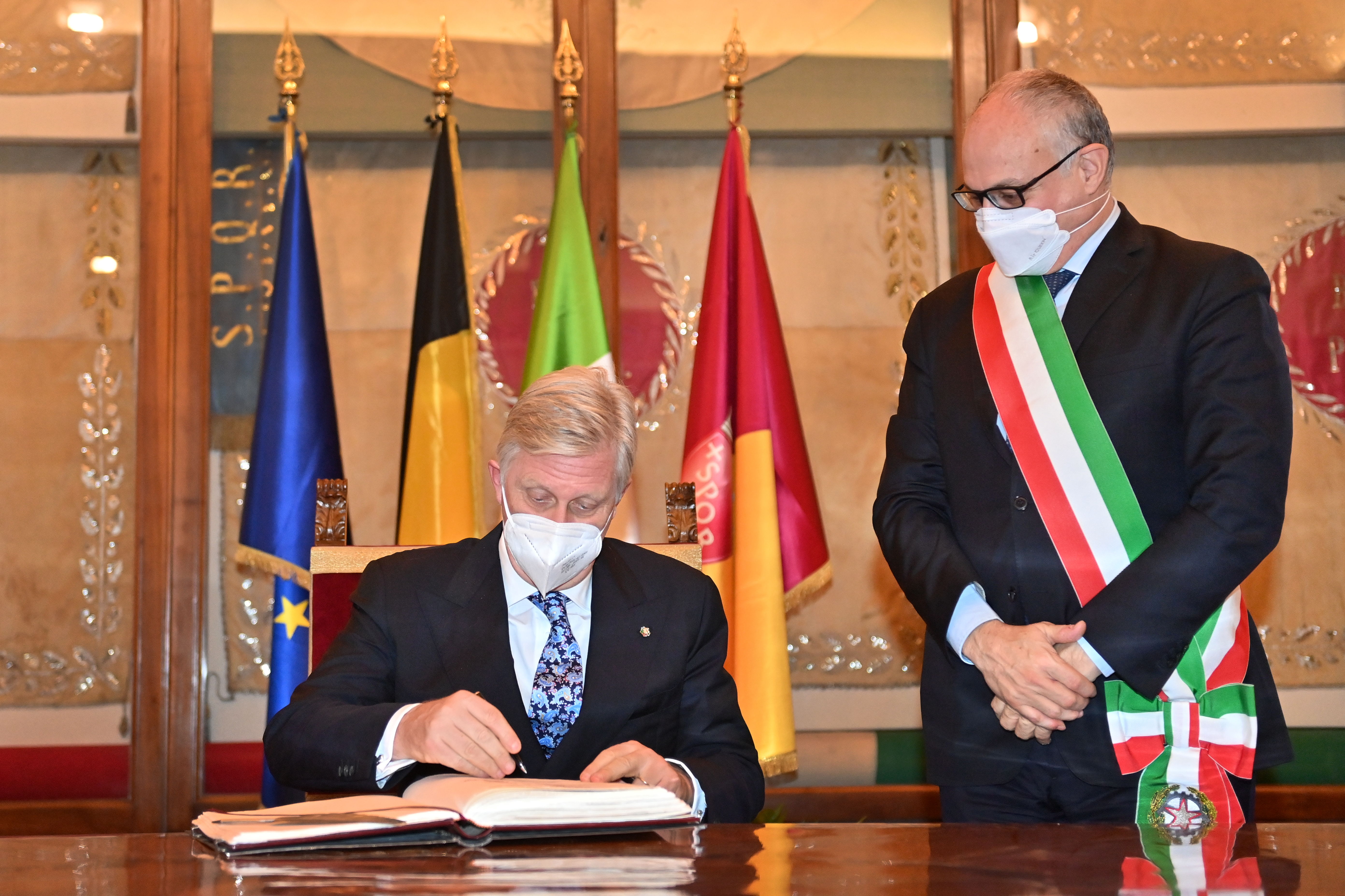 Koning Filip en de burgemeester van Rome Roberto Gualtieri tijdens een diplomatieke bijeenkomst in het stadhuis van Rome - 01/12/2021 (© BelgaImage)