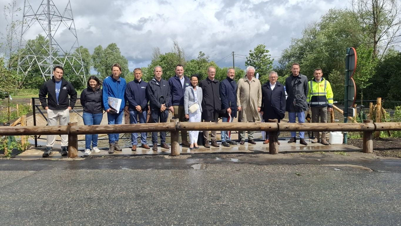 Medewerkers van aannemers HYE en Arthur Vandendorpe, de VLM en de Nieuwe Polder van Blankenberge samen met minister Brouns en vertegenwoordigers van de lokale overheden en het provinciesbestuur voor de sluis Twee Speyen ©VLM Medewerkers van aannemers HYE en Arthur Vandendorpe, de VLM en de Nieuwe Polder van Blankenberge samen met minister Brouns en vertegenwoordigers van de lokale overheden en het provinciesbestuur voor de sluis Twee Speyen ©VLM