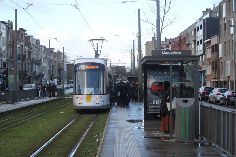 Tram 24 aan halte Muggenberg op de Herentalsebaan.