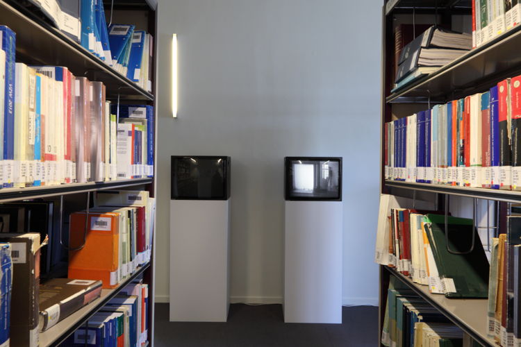 Installation view of the exhibition 'Entre nous quelque chose se passe...' in the Library of the Faculty of Law, KU Leuven.
Artist and work: Lili Dujourie, left: Spiegel (1976), right: Effen spiegel van een stille stroom (1976)
Photo © Dirk Pauwels