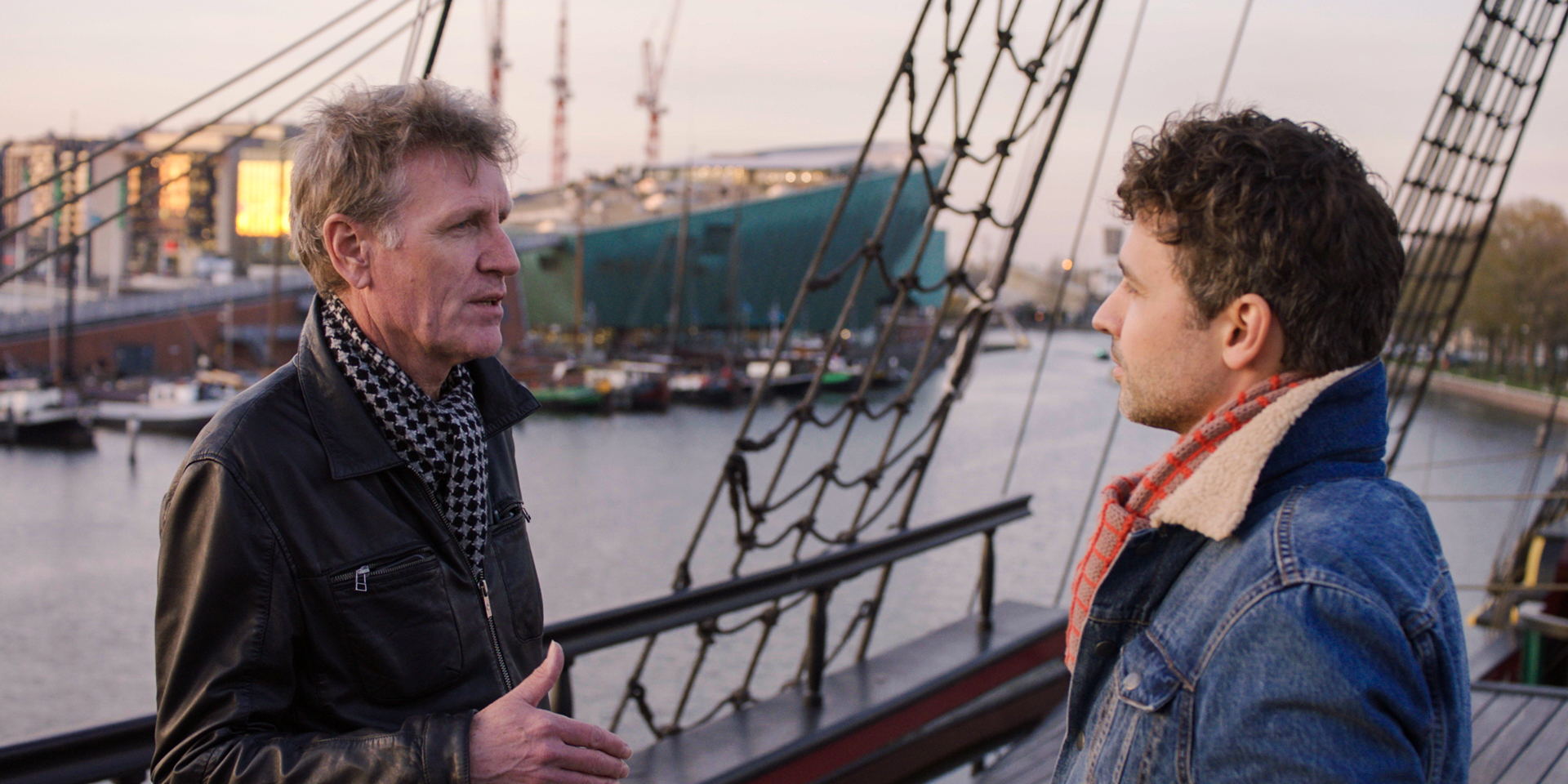 Thomas met Kees Zandvliet op een VOC-schip in Amsterdam - (c) VRT / Sylvester
