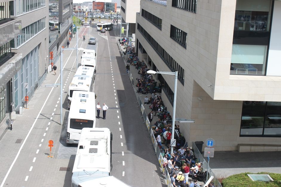 De rij pendelbussen naar het festival aan het station van Leuven (editie 2015).