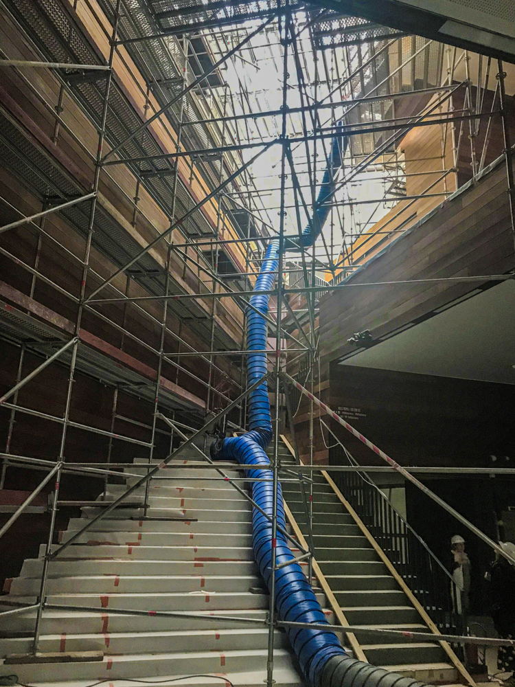 De ruimtelijkheid van de MoMu-inkomhal, met de sculpturale houten trap van Marie-José Van Hee wordt behouden, maar wordt volledig opgefrist en herdacht met respect voor de oorspronkelijke signatuur. Foto: Stany Dederen De ruimtelijkheid van de MoMu-inkomhal, met de sculpturale houten trap van Marie-José Van Hee wordt behouden, maar wordt volledig opgefrist en herdacht met respect voor de oorspronkelijke signatuur. Foto: Stany Dederen