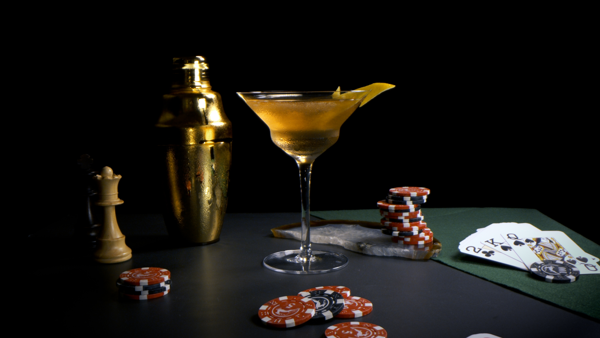 A ognuno il suo Martini: in occasione dell’uscita del film No Time to Die, il Mixology Expert Mattia Pastori svela i 5 segreti per preparare il cocktail preferito di 007