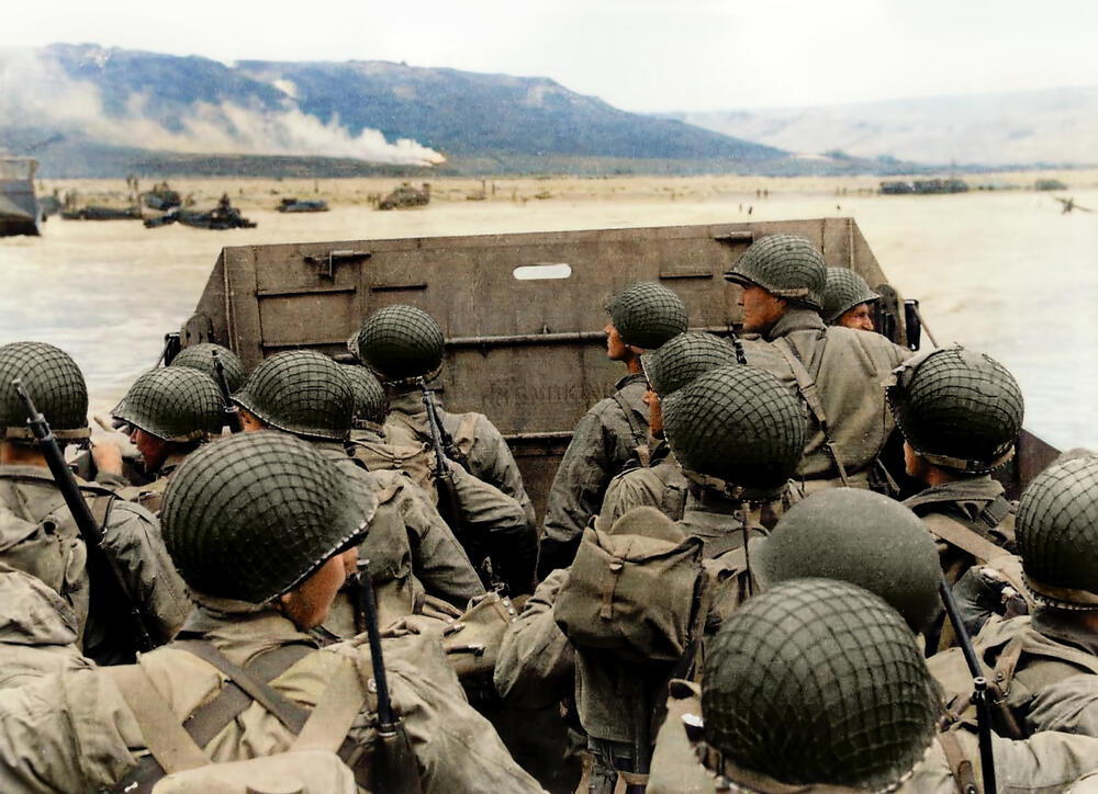 US Army soldiers in one of the 18 landing crafts (LCVP) of the 2nd Battalion, 18th Infantry Regiment, 1st Infantry Division, watching the coast on their way to Omaha Beach, Easy Red section, west of Resistance Nest 65 (WN 65). AKG9255566 © akg-images