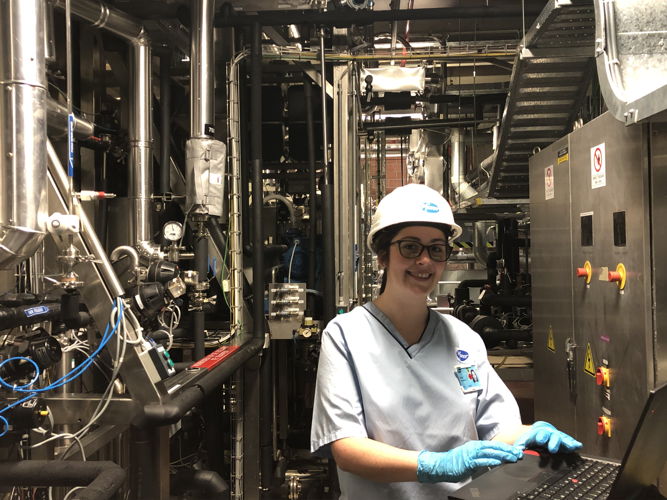 Elisa Claessens, Kalibratietechnieker bij Pfizer in Puurs. © Pfizer