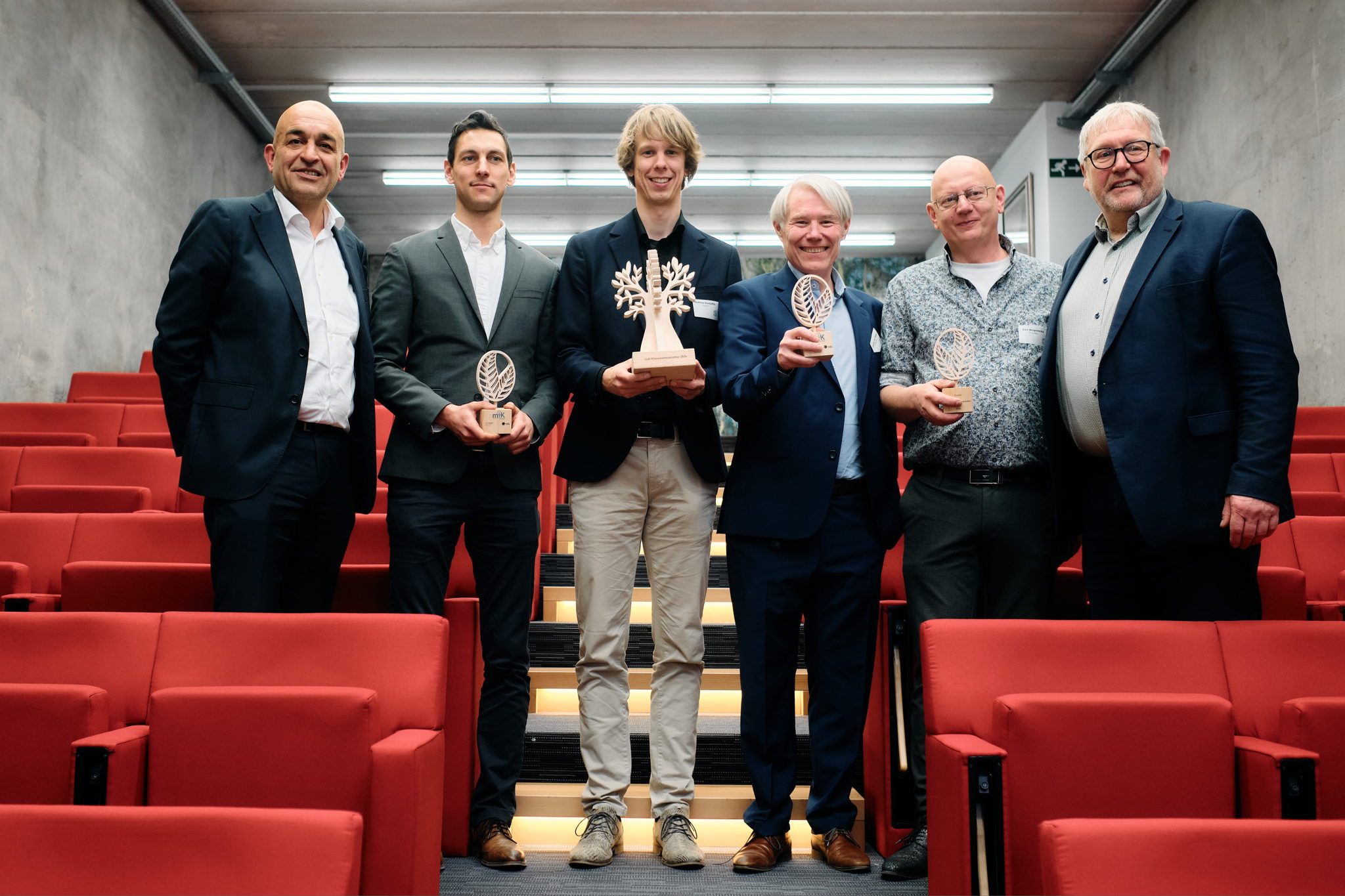 V.l.n.r Kris Claes, gedelegeerd bestuurder Voka-KVK Vlaams-Brabant, Antoon Boeykens (LPW Pools), Mathias Vanduffel (Biogroei), Laurens van Reijen (LCL), Bart Bruyninckx (Bruyninckx), Bart Nevens (gedeputeerde voor de provincie) V.l.n.r Kris Claes, gedelegeerd bestuurder Voka-KVK Vlaams-Brabant, Antoon Boeykens (LPW Pools), Mathias Vanduffel (Biogroei), Laurens van Reijen (LCL), Bart Bruyninckx (Bruyninckx), Bart Nevens (gedeputeerde voor de provincie)