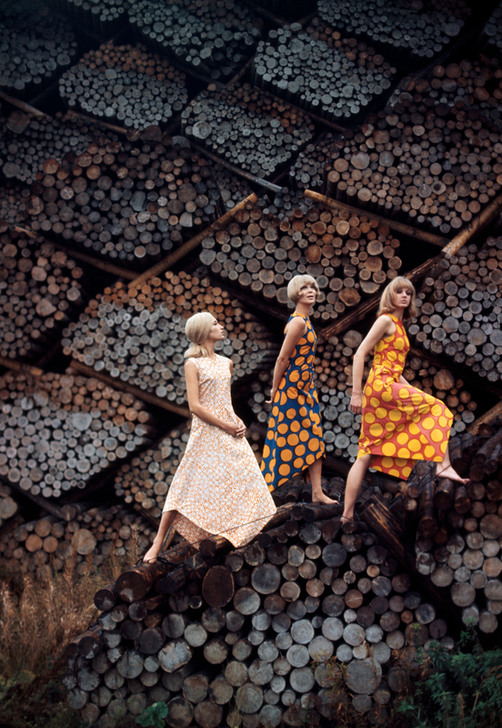 Models in dresses from the Finnish fashion company Marimekko. - Photo, Finland, October 1965 (taken for the magazine "LIFE") AKG5543721 © akg-images / Tony Vaccaro Models in dresses from the Finnish fashion company Marimekko. - Photo, Finland, October 1965 (taken for the magazine "LIFE") AKG5543721 © akg-images / Tony Vaccaro